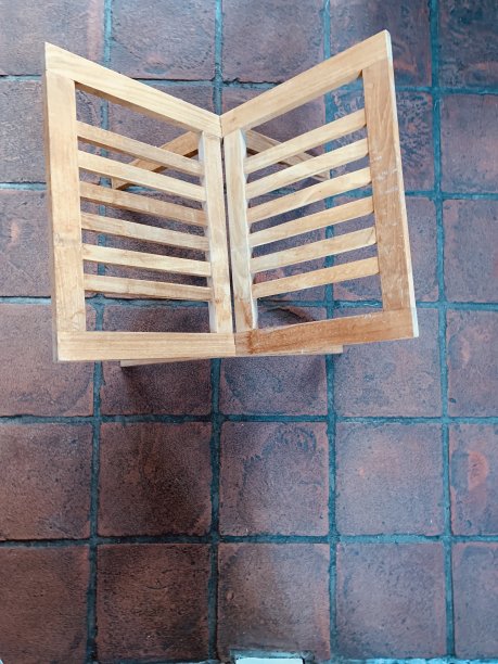 在石头地板上的书籍形式的杂志架图片下载