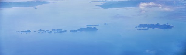 泰国普吉岛无人机鸟瞰热带海洋的照片，印度洋，海岸与美丽的岛屿曼谷南部在安达曼海，靠近马六甲海峡。亚洲。图片下载