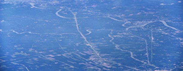 泰国普吉岛无人机鸟瞰热带海洋的照片，印度洋，海岸与美丽的岛屿曼谷南部在安达曼海，靠近马六甲海峡。亚洲。图片下载