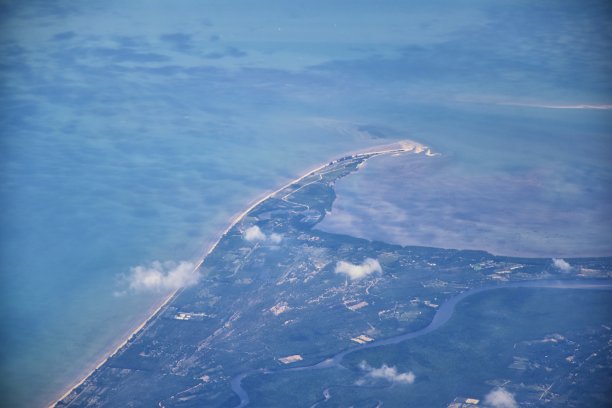 泰国普吉岛无人机鸟瞰热带海洋的照片，印度洋，海岸与美丽的岛屿曼谷南部在安达曼海，靠近马六甲海峡。亚洲。图片下载