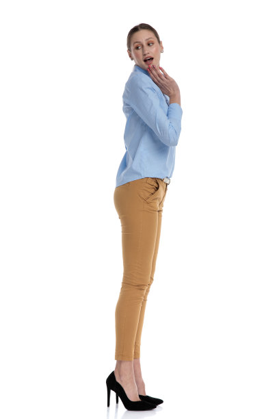 性感的年轻女子穿着蓝色的衬衫，看向一边图片下载