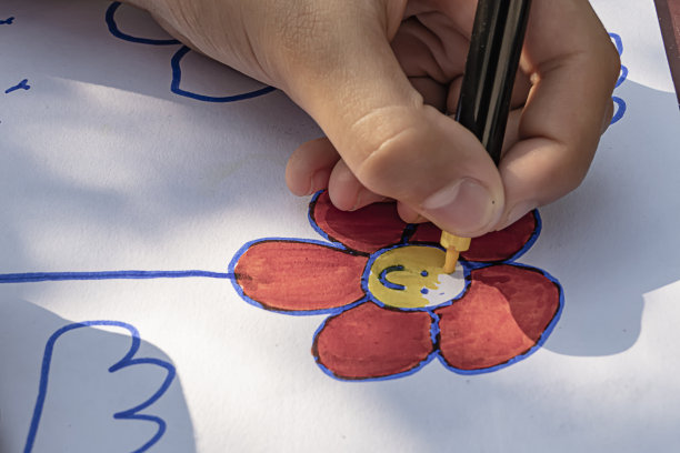 小女孩正在画一幅彩色的花素材图片