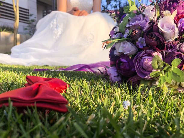 婚礼花束和新郎领结和戒指图片下载