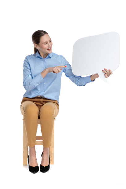 微笑的年轻女子指着手指，握着演讲泡泡图片下载