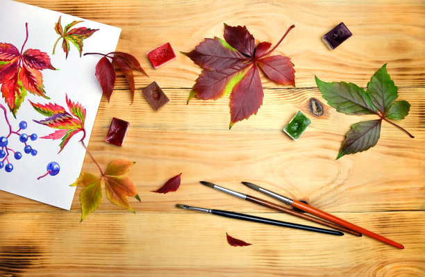 艺术家的静物画，用颜料和画笔创作。图片下载