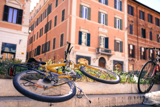 老式自行车在古老的意大利街道上，复古风格的照片。惊人的建筑和地标，罗马建筑图片下载