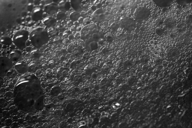 抽象泡沫泡沫纹理上的黑色背景。单调的形象。肥皂泡有黑色和白色的质地图片下载