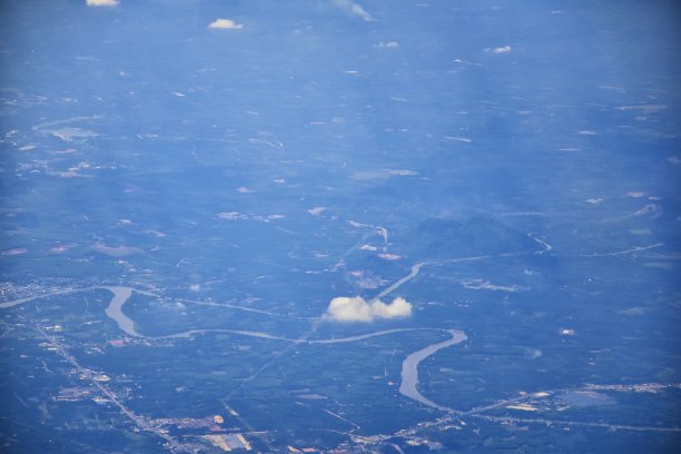 泰国普吉岛无人机鸟瞰热带海洋的照片，印度洋，海岸与美丽的岛屿曼谷南部在安达曼海，靠近马六甲海峡。亚洲。图片下载