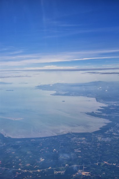泰国普吉岛无人机鸟瞰热带海洋的照片，印度洋，海岸与美丽的岛屿曼谷南部在安达曼海，靠近马六甲海峡。亚洲。图片下载