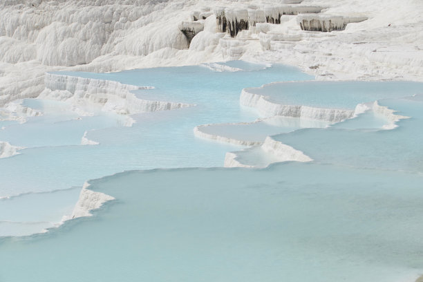 土耳其的Pamukkale因其富含矿物质的热水流过白色石灰华阶地而闻名。图片下载