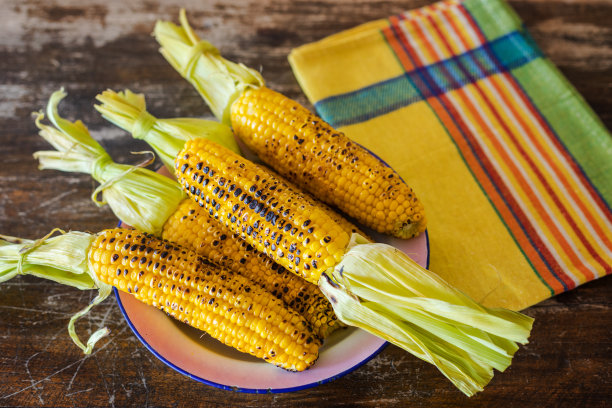 在盘子里烤过的甜玉米，特写图片下载