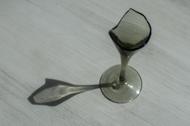 破碎的眼镜特写镜头图片下载