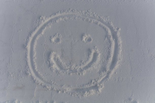 画在雪上的笑脸图片下载