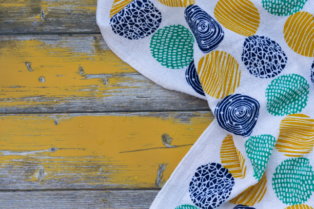木质黄色背景上的厨房毛巾图片下载