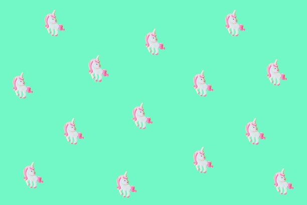 绿松石背景下的粉色独角兽。图片下载