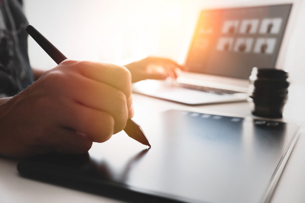 平面设计师在办公室工作图片下载