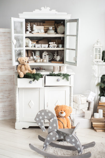 带有壁橱的斯堪的纳维亚室内设计图片下载