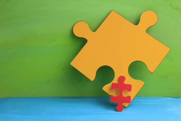 绿色背景上的拼图图片下载