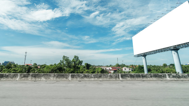 高速公路边的空白广告牌图片下载