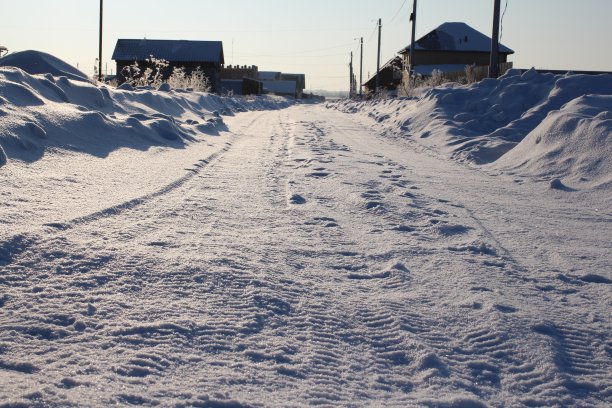 冬天，西伯利亚一个村庄通往房屋的道路上覆盖着不洁的积雪图片下载
