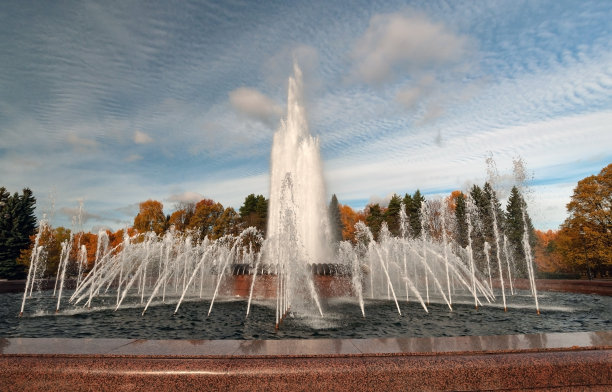 在一个阳光明媚的日子里，秋天公园里的喷泉图片下载