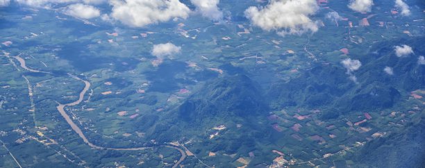 泰国普吉岛无人机鸟瞰热带海洋的照片，印度洋，海岸与美丽的岛屿曼谷南部在安达曼海，靠近马六甲海峡。亚洲。图片下载
