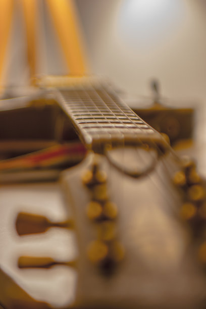 黑色电吉他，白色背景图片下载