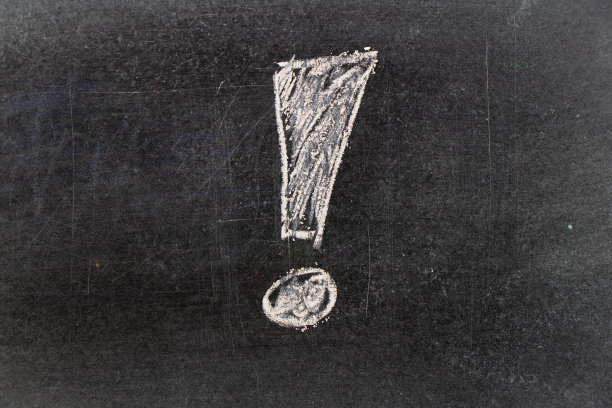 白色粉笔手画在感叹号与空白形状的黑板背景图片下载