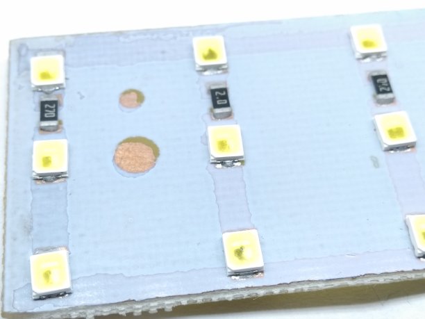 白色背景上孤立的led灯泡的图片图片下载