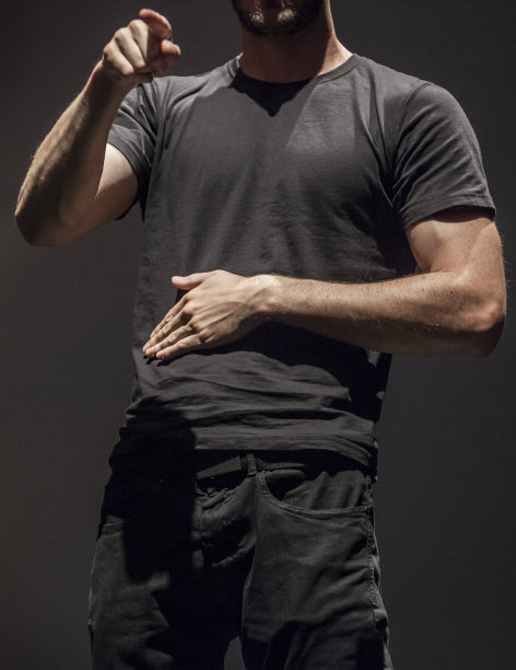 手语翻译在公共活动中在舞台上打手势图片下载