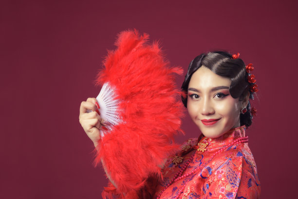 以扇子为彩色背景的中国妇女图片下载