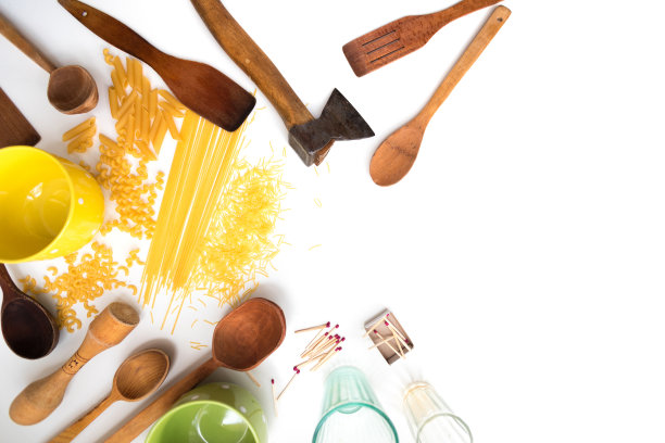 白色背景上的木勺和叉子的厨房用具。图片下载