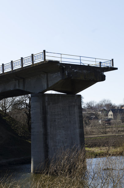 旧的未完成的桥梁图片下载