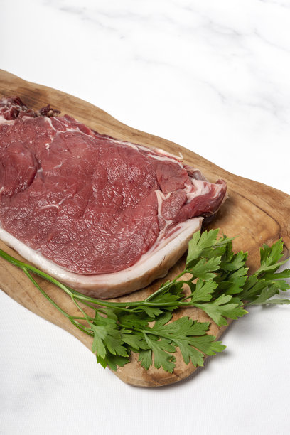 生牛排烧烤，烧烤或烹饪图片下载