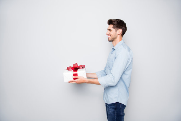 个人资料侧面照片积极的情绪男人爱人感觉浪漫与女朋友约会赠送礼盒礼物准备3月8日14日站copyspace穿衣服孤立的灰色背景图片下载
