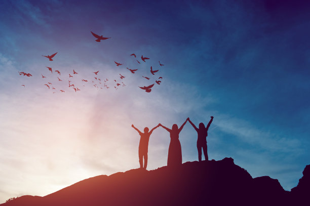 剪影的团队领导，团队合作和团队合作和愉快的剪影概念图片下载