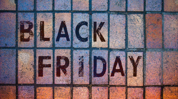 在彩色的墙上刻有“黑色星期五”图片下载