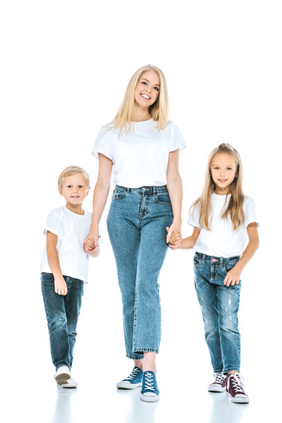 美丽的母亲牵着孩子们的手，对着白色微笑图片下载