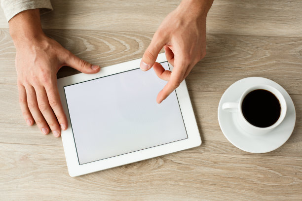 指着数字平板电脑的屏幕图片下载