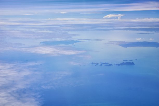 泰国普吉岛无人机鸟瞰热带海洋的照片，印度洋，海岸与美丽的岛屿曼谷南部在安达曼海，靠近马六甲海峡。亚洲。图片下载
