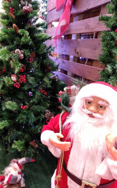 玩具圣诞老人在圣诞树旁图片下载