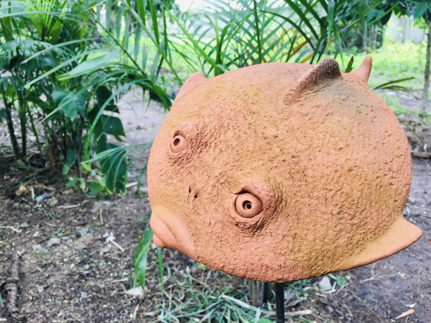 这个奇怪的鱼雕像是用砖做的图片下载