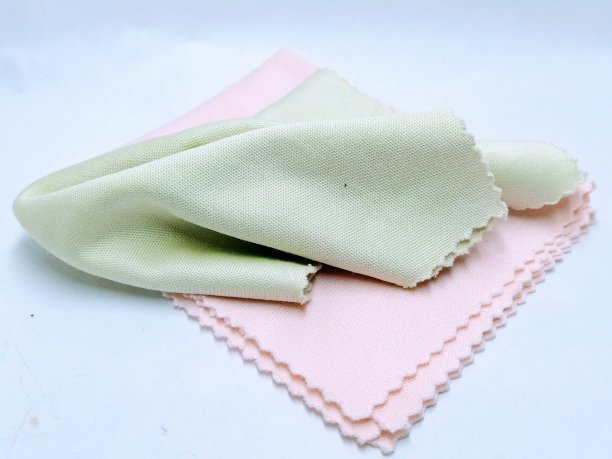 镜头在白色背景上清洗衣服的图片图片下载