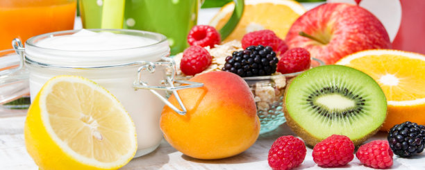 早餐以酸奶、覆盆子和蓝莓作为背景横幅图片下载