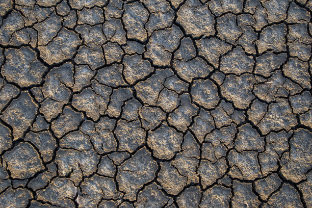 龟裂的土地，龟裂的粘土地面进入旱季图片下载