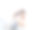 镜子反射有吸引力的白人男子在白色t恤站在浴室和干他的头发与电吹风。早晨例行公事。图片下载