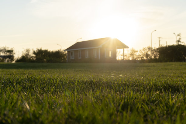 日落时分的木屋和草坪图片下载