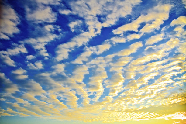 令人惊叹的云景与阳光，戏剧性的蓝色图片下载