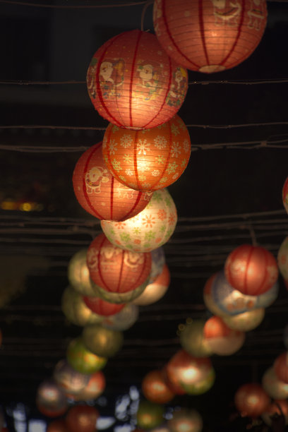 亚洲五颜六色的纸灯笼在晚上图片下载