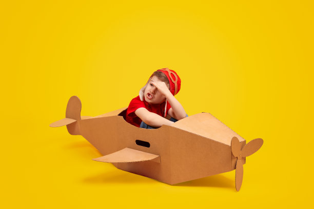 小飞行员在飞机上看着别处图片下载